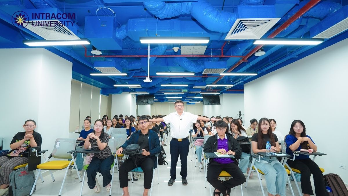 Trước Khi Khởi Nghiệp, Hãy Khởi Tạo Tư Duy: Buổi Học Đầu Tiên Của Sinh Viên Intracom 