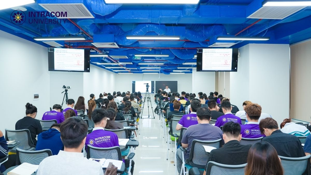 Trước Khi Khởi Nghiệp, Hãy Khởi Tạo Tư Duy: Buổi Học Đầu Tiên Của Sinh Viên Intracom 