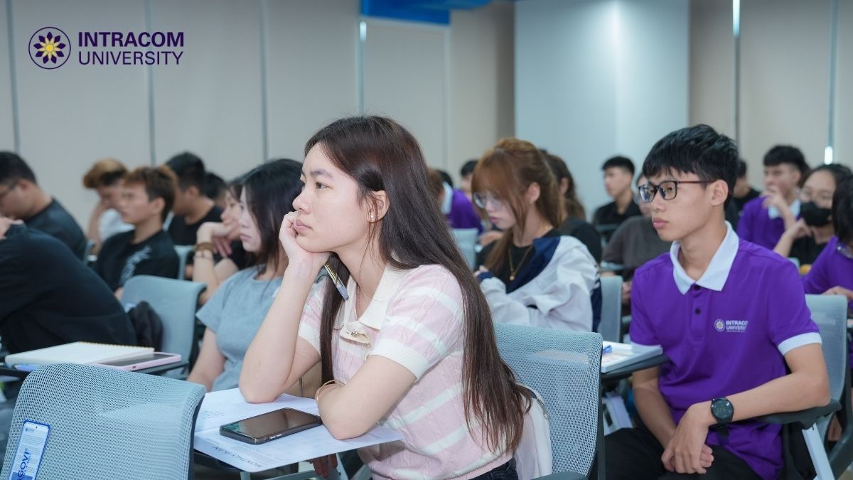 Trước Khi Khởi Nghiệp, Hãy Khởi Tạo Tư Duy: Buổi Học Đầu Tiên Của Sinh Viên Intracom 