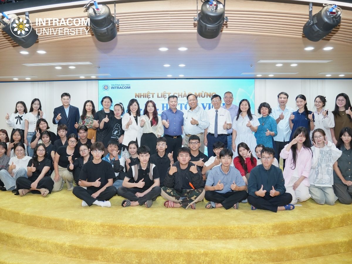 Từ Hành Trình Quốc Tế Đến Giảng Đường INU: 3 Điều GS.TS. Hà Tôn Vinh Nhắn Gửi Tới Người Trẻ 12 GS. TS. Hà Tôn Vinh cùng chụp bức ảnh lưu niệm với các Lãnh đạo Trường và các bạn sinh viên INU