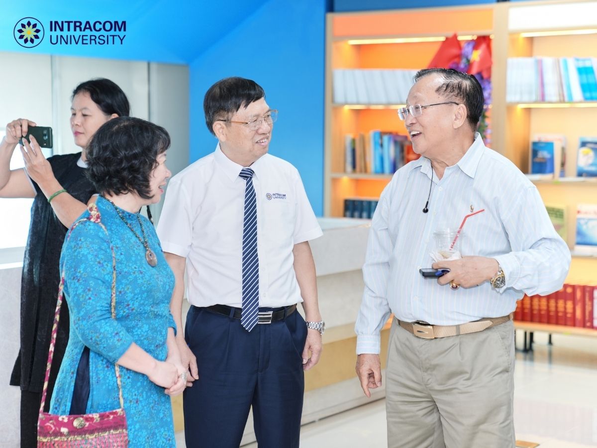 Từ Hành Trình Quốc Tế Đến Giảng Đường INU: 3 Điều GS.TS. Hà Tôn Vinh Nhắn Gửi Tới Người Trẻ 4 GS.TS . Ha Ton Vinh den tham Truong DH Intracom 3