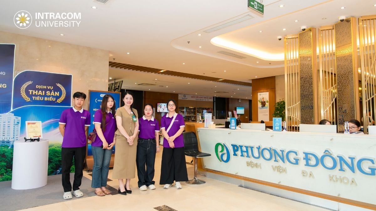 Sinh viên K21 trực tiếp tham quan các phòng khám và khu vực chuyên môn tại Tổ hợp Y tế Phương Đông 