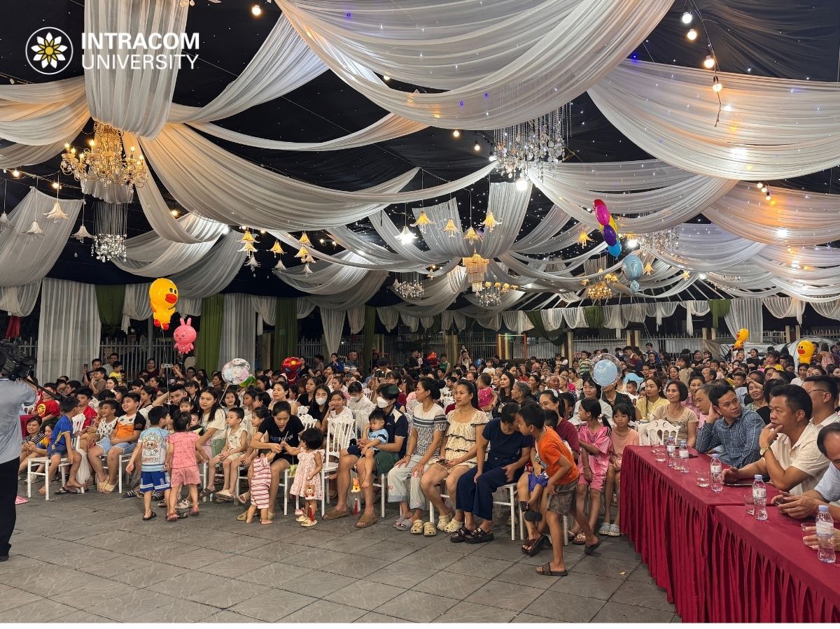 Đông đảo trẻ em và người dân địa phương tham dự chương trình 