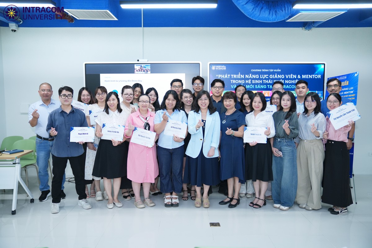 Từ Ý Tưởng Đến Dự Án: Intracom University Phát Triển Mạng Lưới Mentor Khởi Nghiệp 10 Các diễn giả và thành viên tham dự buổi tập huấn cùng chụp ảnh lưu niệm
