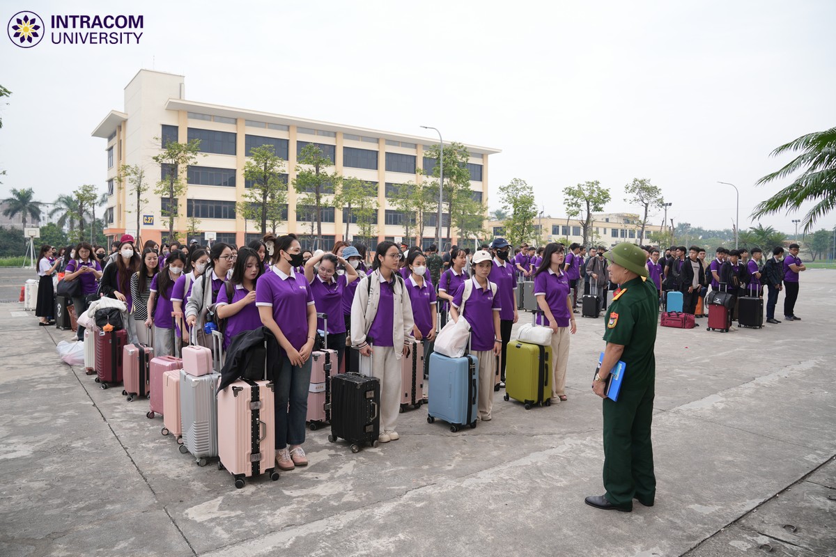 Sinh viên K21 xếp hàng, nghe phổ biến nội quy và hướng dẫn sinh hoạt, học tập