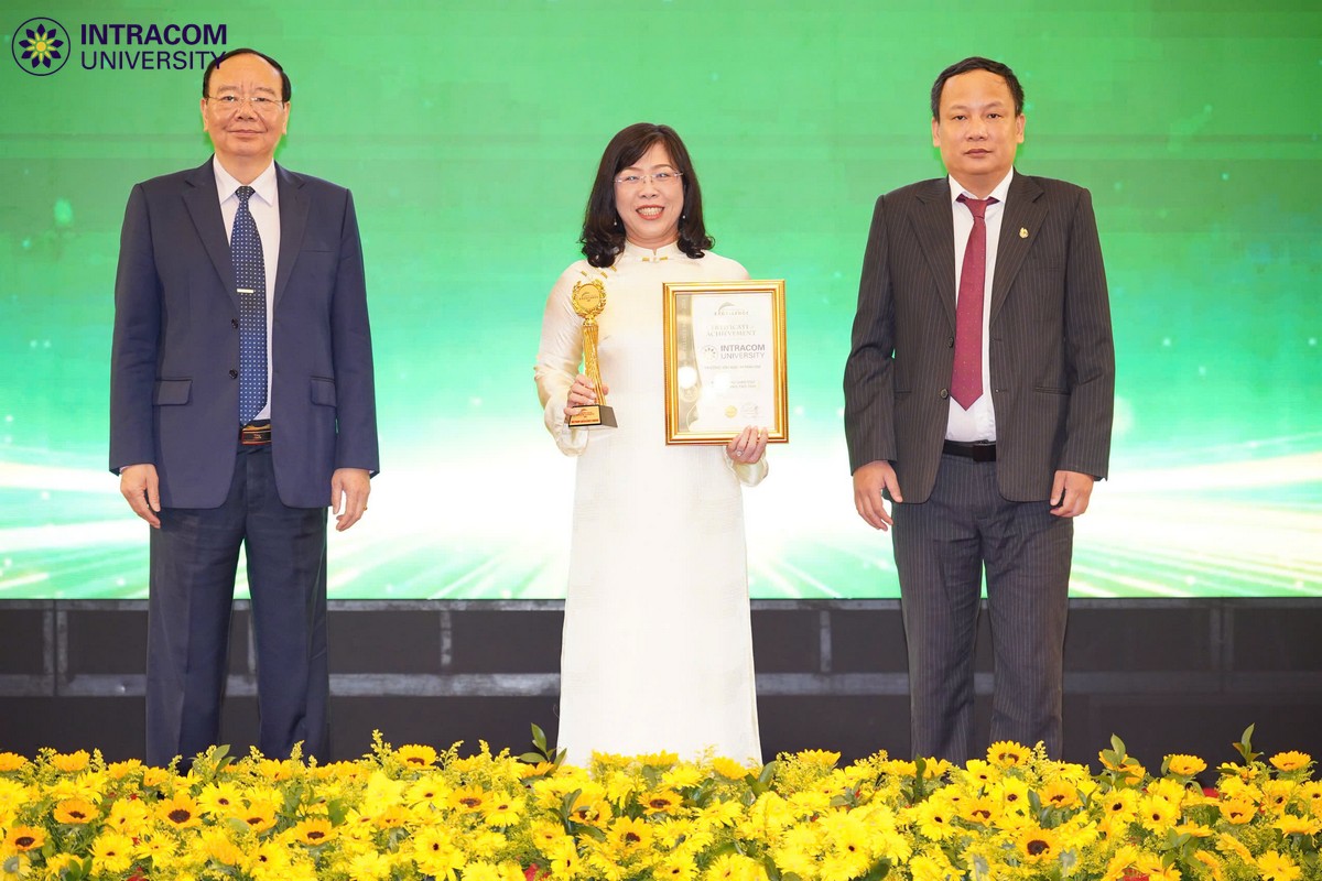Đại diện Trường Đại học Intracom, TS. Trần Ái Cầm đón nhận cúp và giấy chứng nhận tại chương trình Vietnam Excellence Brand 2026